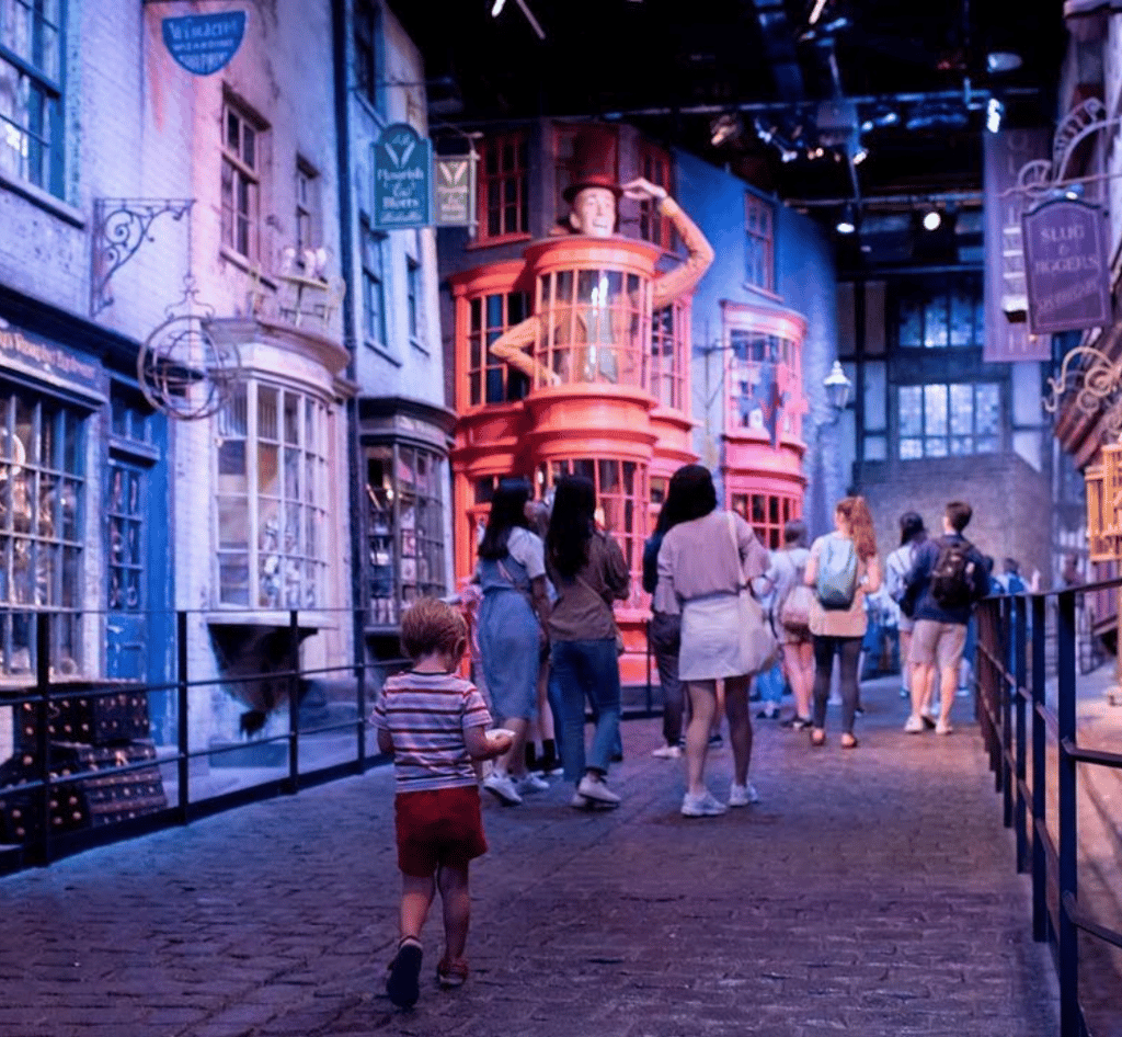 Harry studio. Лондон Гарри Поттер. Warner brothers Studio London. Harry Potter Studio London.